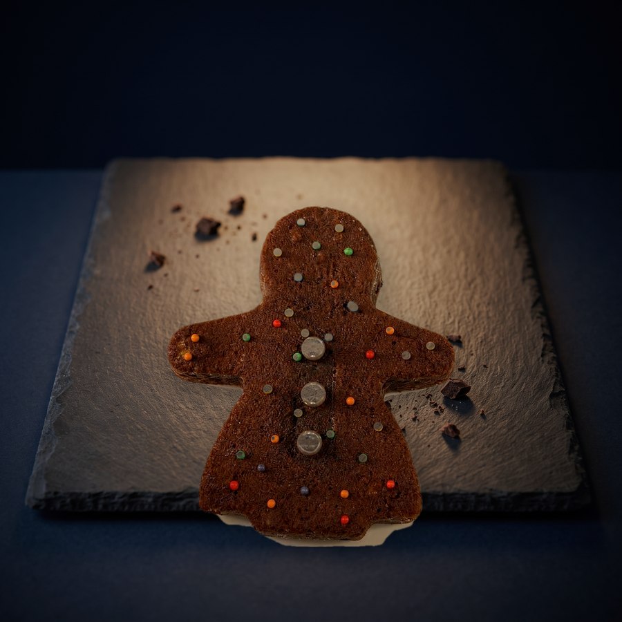 Muñeco de brownie de melt decorado con grageas de colores, para regalar en Medellín